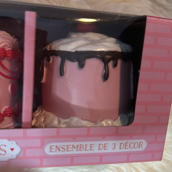 Set of 3 Valentines Day resin faux mini cake decor NIB - Picture 4 of 5
